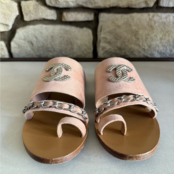 CHANEL Pink Velvet Slide Sandals with Chain and CC Logo - Picture 2 of 10